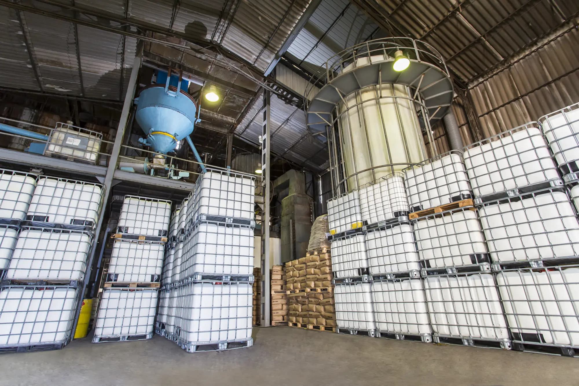 DİPER deposunda paletler üzerinde sıralanmış IBC tankları